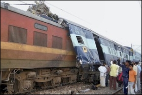 train-crash-mewar-goa20091021
